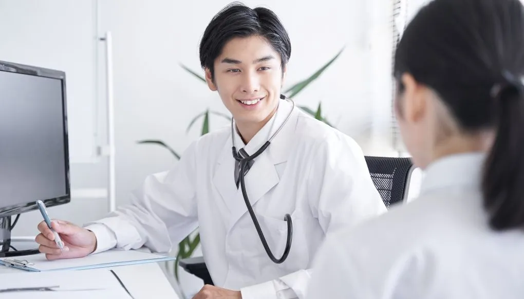 男性医師が患者さんに笑いかけている様子