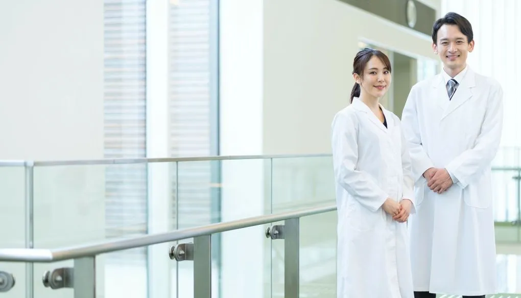 医師が二人並んでいる様子