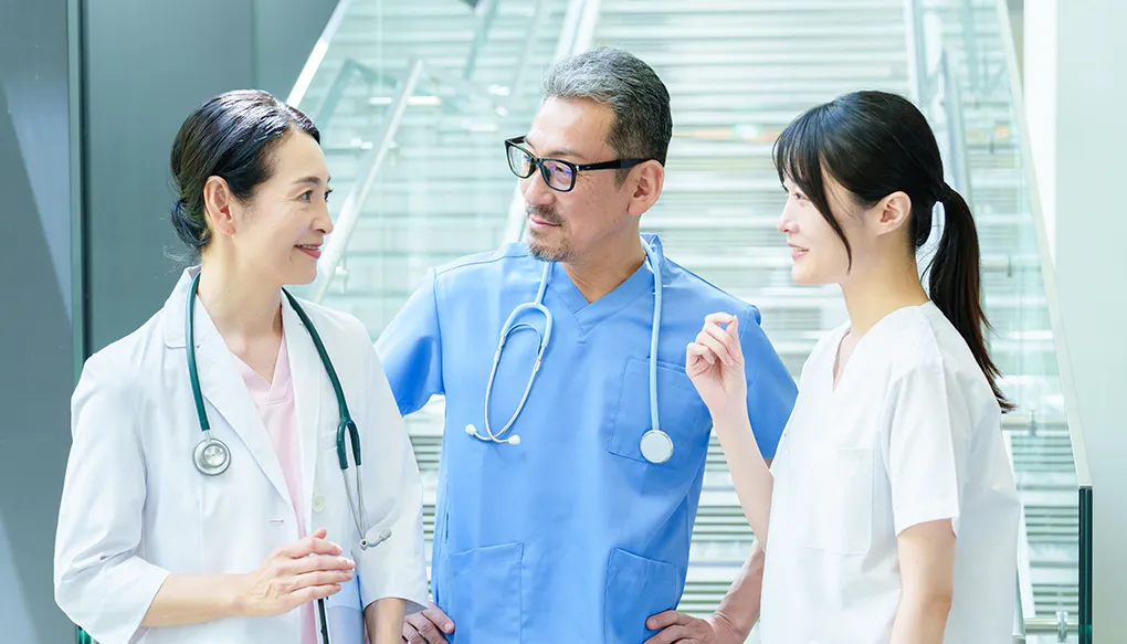 病院で打ち合わせをする医師と看護師