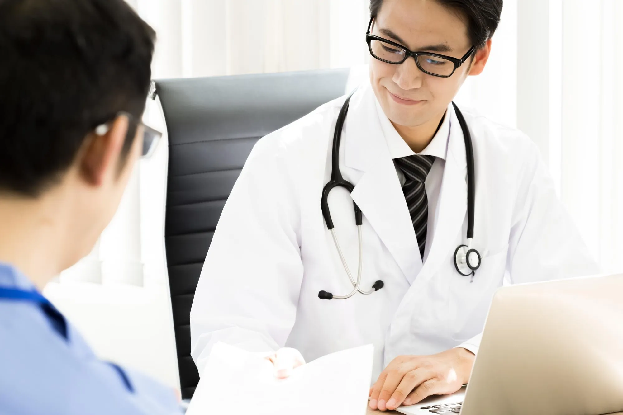 患者さんの診療にあたる医師